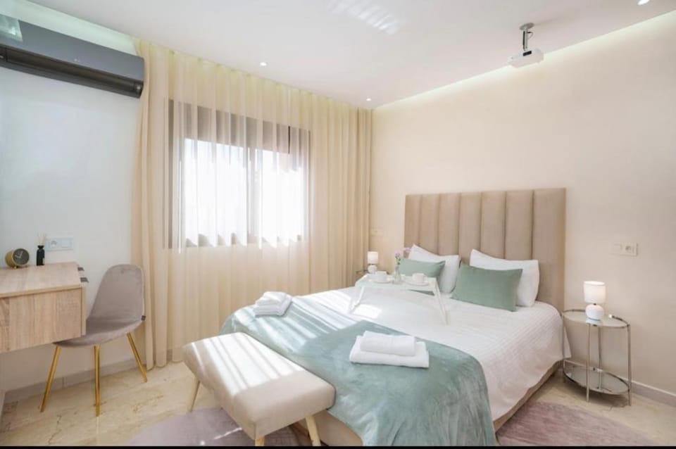 Photo of the whole room, Bedroom