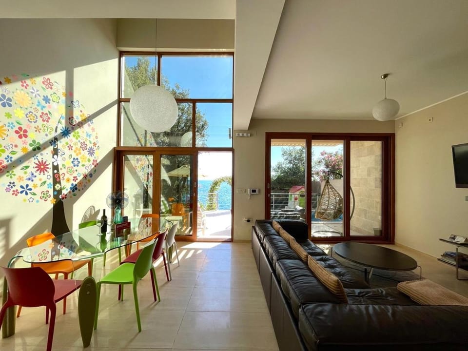 TV and multimedia, Living room, Seating area, Dining area