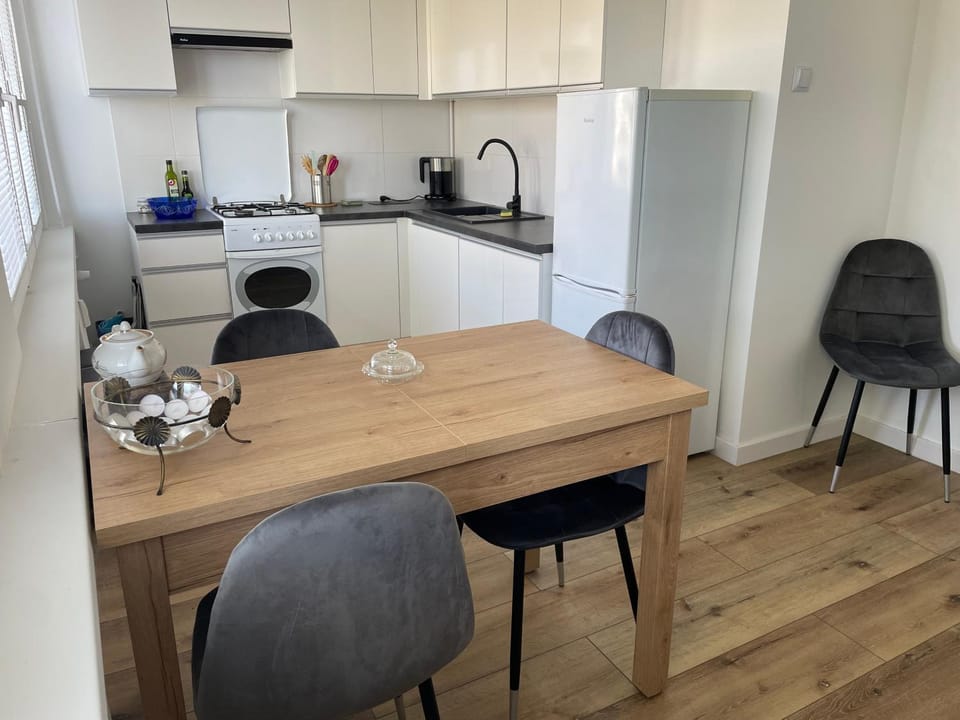 Kitchen or kitchenette, Seating area, stove