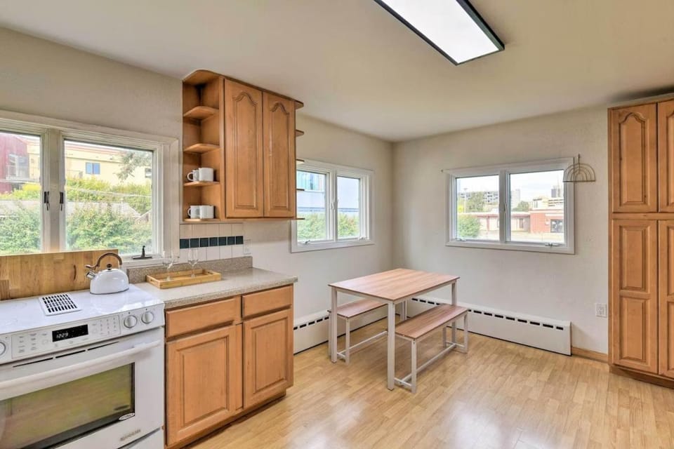 Parkstrip Place, Pet Friendly Downtown Home House in Anchorage
