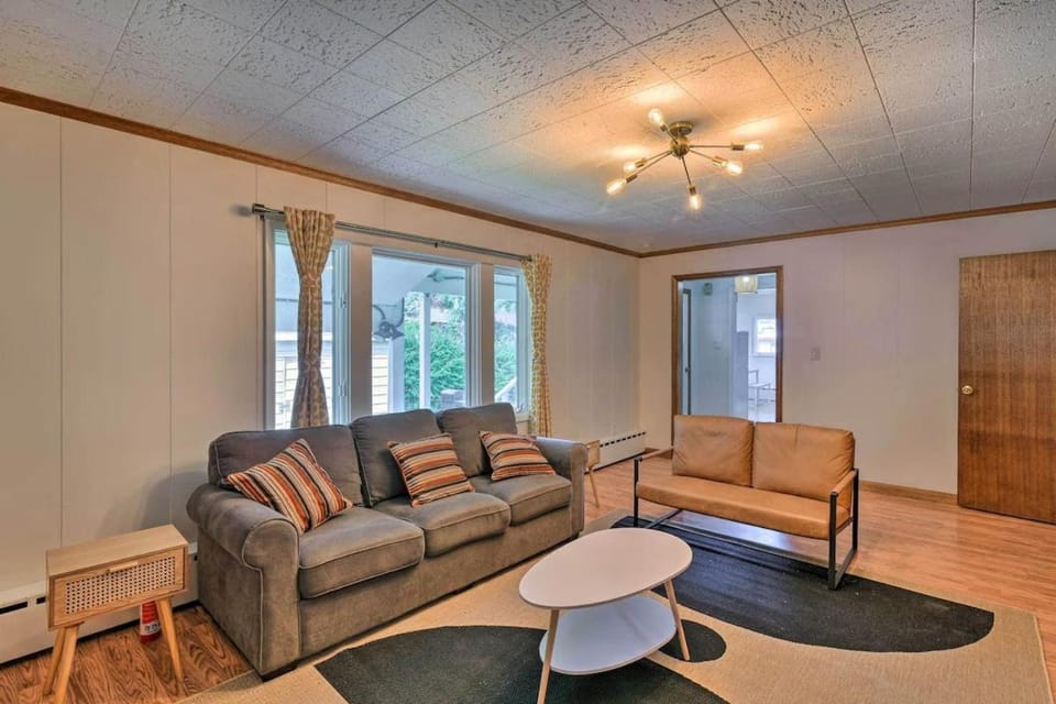 Parkstrip Place, Pet Friendly Downtown Home House in Anchorage