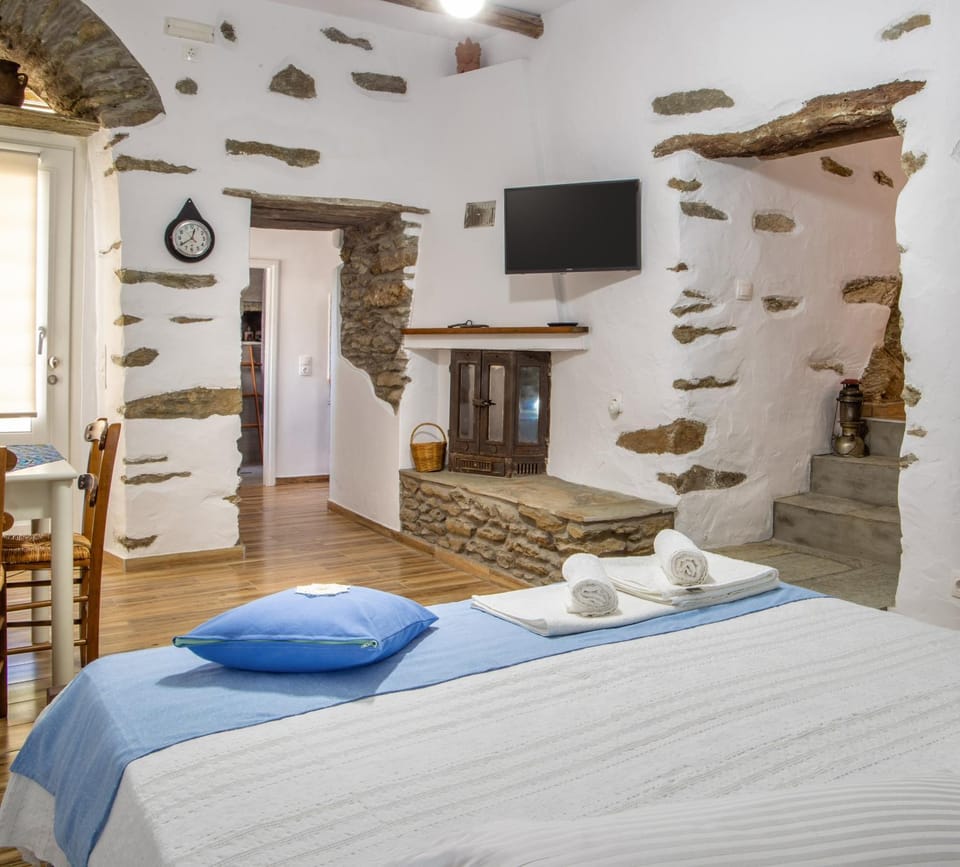 Bed, TV and multimedia, Bedroom