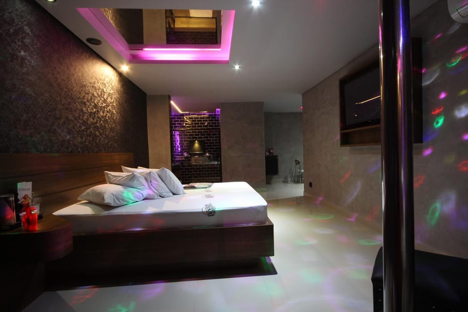 Bed, TV and multimedia, Photo of the whole room