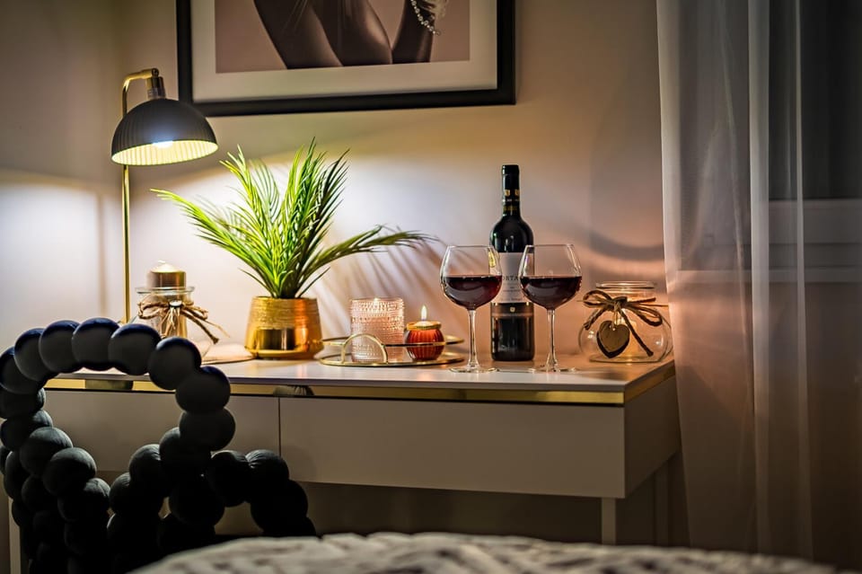 Living room, Food and drinks, Seating area