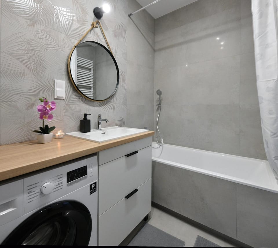 Bath, towels, washing machine