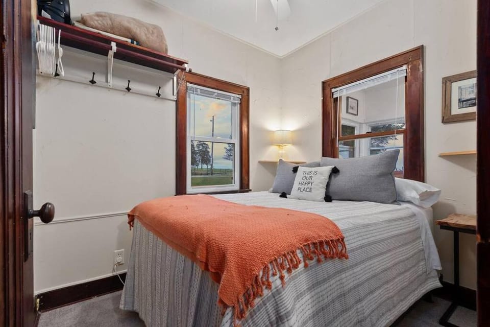 Kalbus Cottage Watch Sunrises & Sunsets on Lake Winnebago House in Lake Winnebago