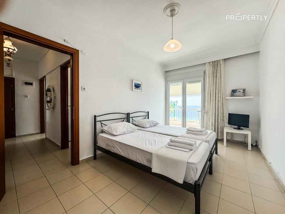 Bed, TV and multimedia, Bedroom