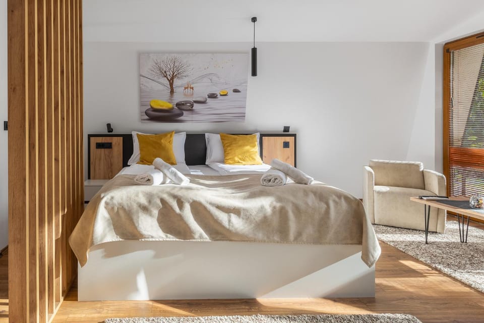 Bed, Living room, Photo of the whole room, Seating area, Bedroom