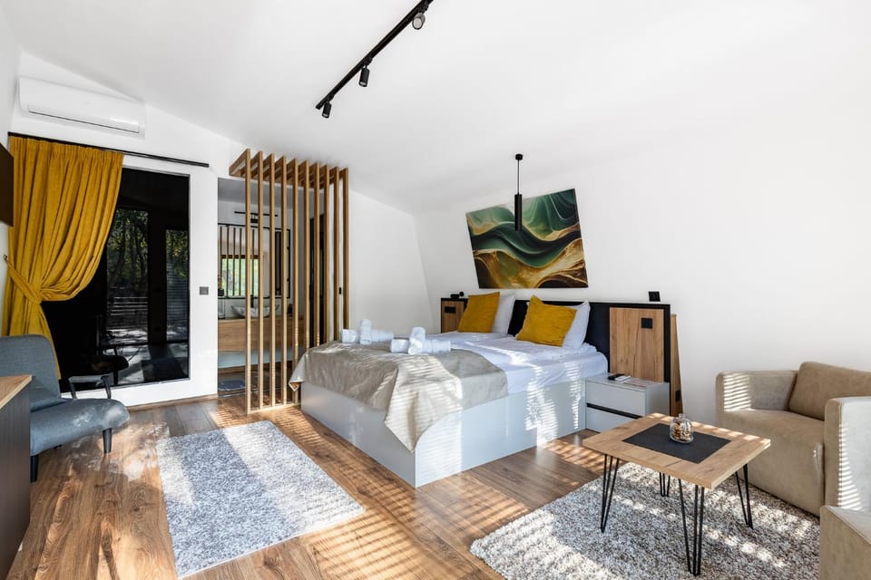 Bed, TV and multimedia, Living room, Photo of the whole room, Seating area, Bedroom