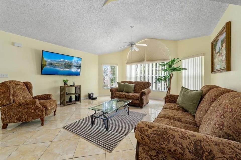 TV and multimedia, Living room, Seating area, Evening entertainment