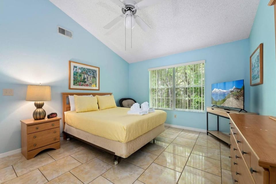 Communal lounge/ TV room, Bed, TV and multimedia, Photo of the whole room, Bedroom, fireplace, hair dresser