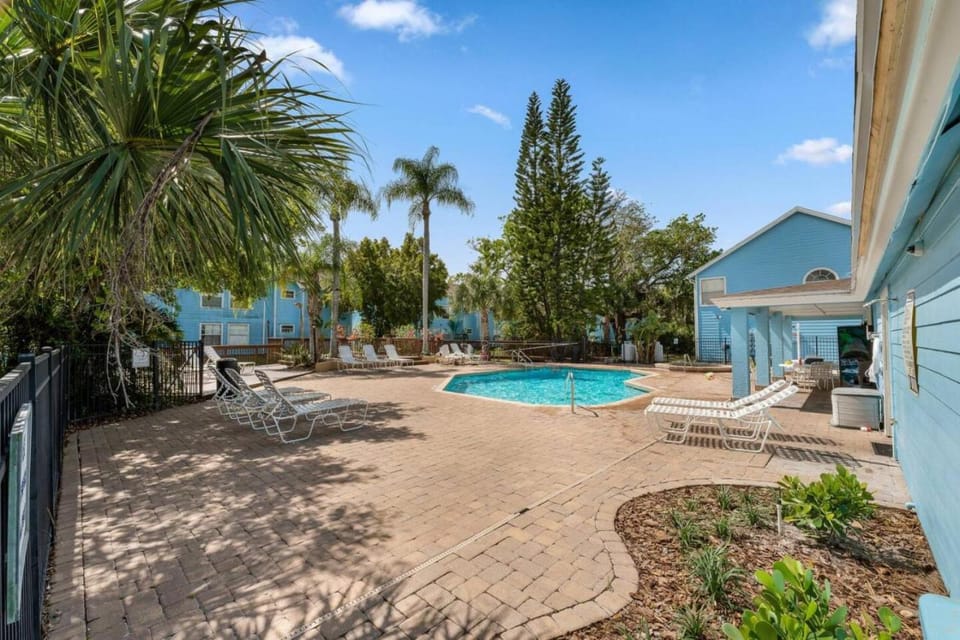 Property building, Patio, Spring, Day, Garden, Garden, Garden view, Pool view, Swimming pool, sunbed
