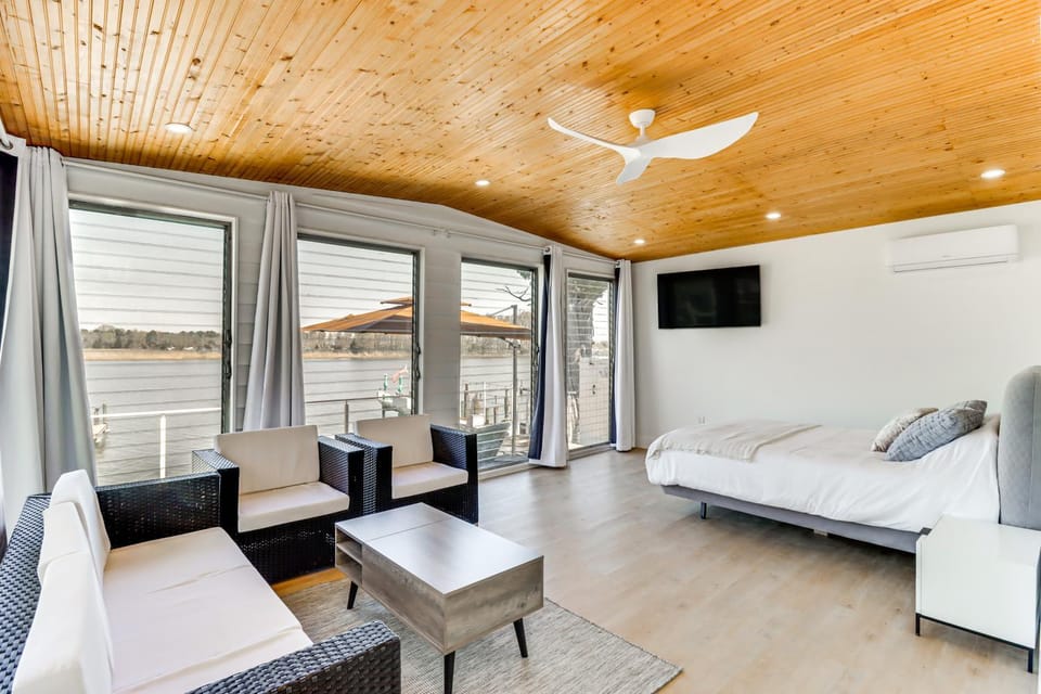 Waterfront Colonial Beach Studio w/ Boat Dock! Apartment in Colonial Beach