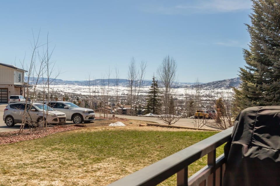 Bear Claw 109 - True Ski-in Ski-out Access & Winter Shuttle! House in Steamboat Springs