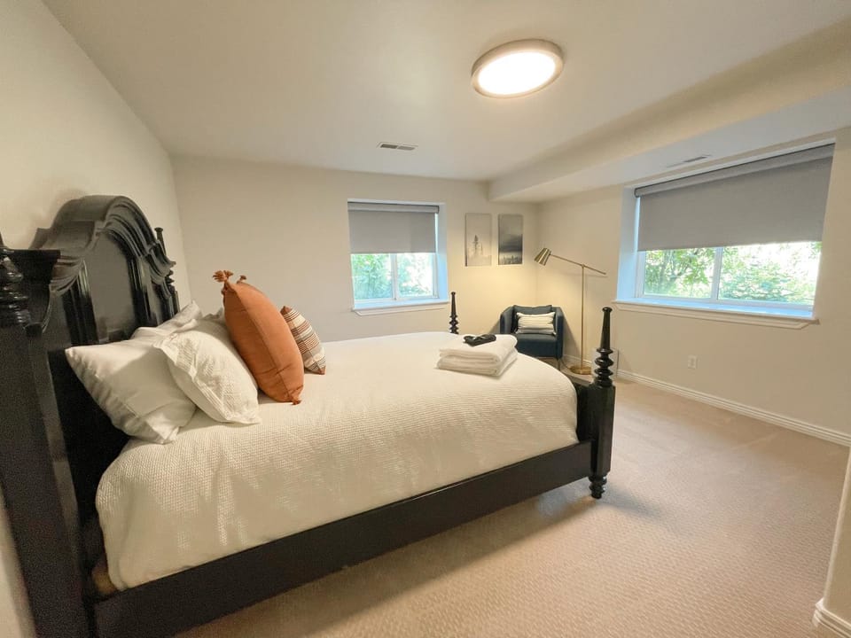 Bed, Bedroom, towels