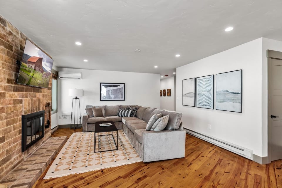 Bear Claw 415 - True Ski-in Ski-out Access, Slope Views & Winter Shuttle! House in Steamboat Springs
