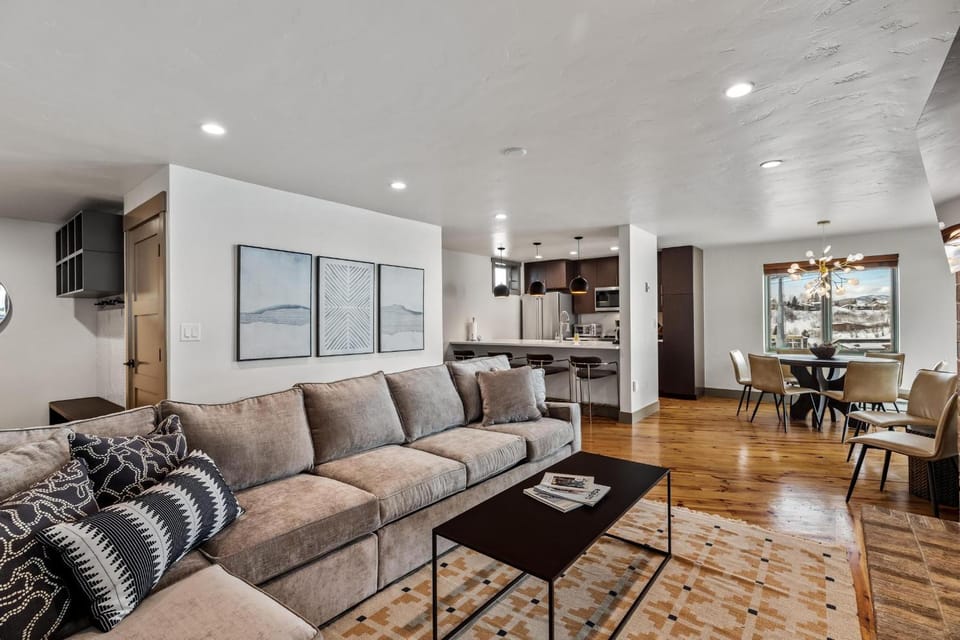 Bear Claw 415 - True Ski-in Ski-out Access, Slope Views & Winter Shuttle! House in Steamboat Springs