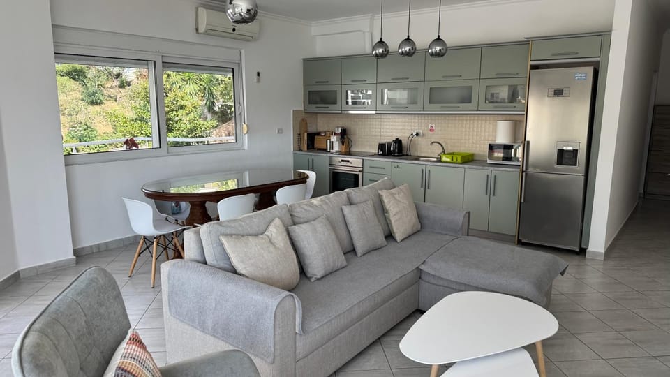 Coffee/tea facilities, Kitchen or kitchenette, Living room, Dining area, oven, toaster