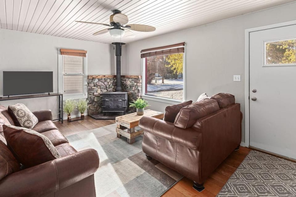 4th Ave Hideaway - Cozy home with spacious yard House in Columbia Falls