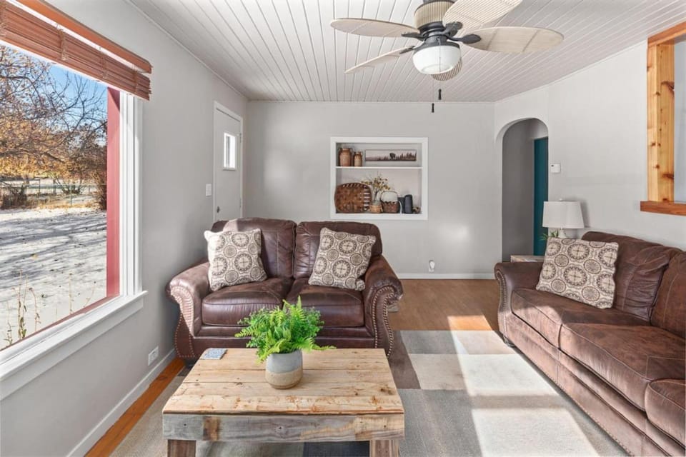 4th Ave Hideaway - Cozy home with spacious yard House in Columbia Falls