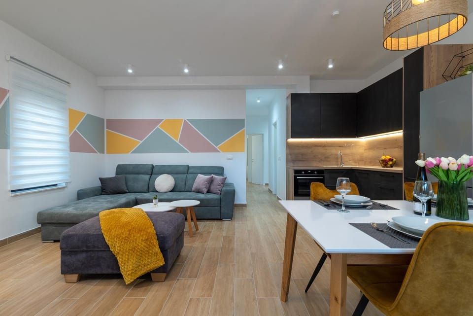 TV and multimedia, Kitchen or kitchenette, Living room, Seating area, Dining area