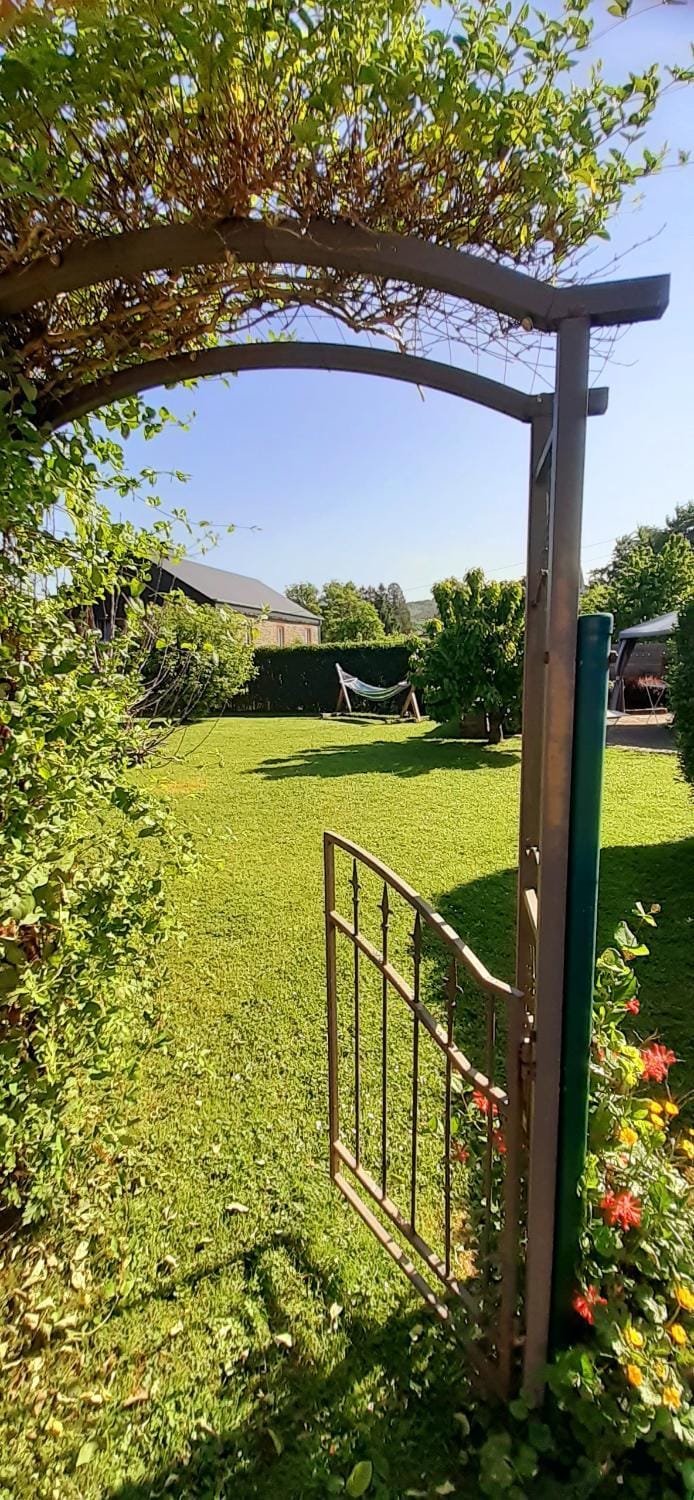 "Sous Le Même Toit" "CHAMBRE FAMILIALE CHEZ L' HABITANT" Vacation rental in Wallonia, Belgium