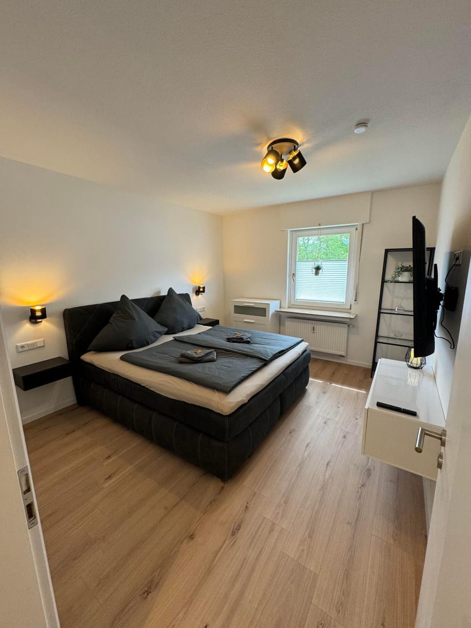 Bed, TV and multimedia, Photo of the whole room, Bedroom