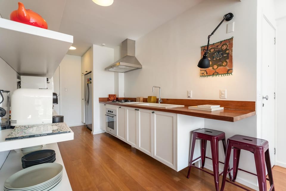 Coffee/tea facilities, Kitchen or kitchenette, Dining area, oven, stove