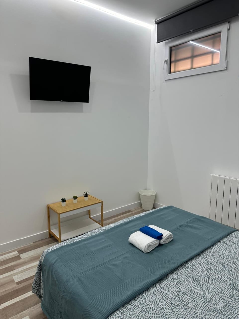 Bed, TV and multimedia, Photo of the whole room, towels
