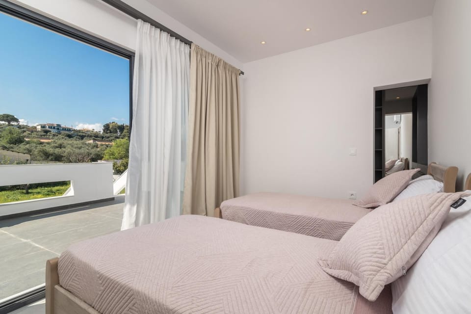 Bed, Day, Natural landscape, View (from property/room), Balcony/Terrace, Photo of the whole room, Bedroom
