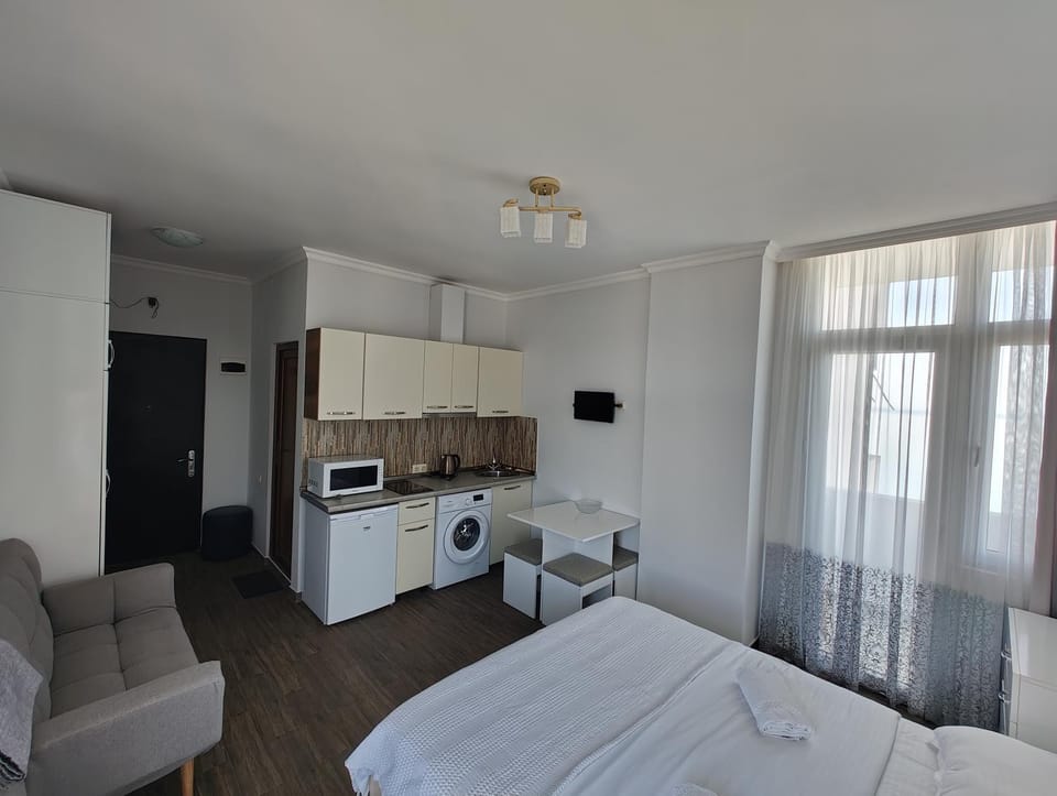 Kitchen or kitchenette, Dining area, minibar