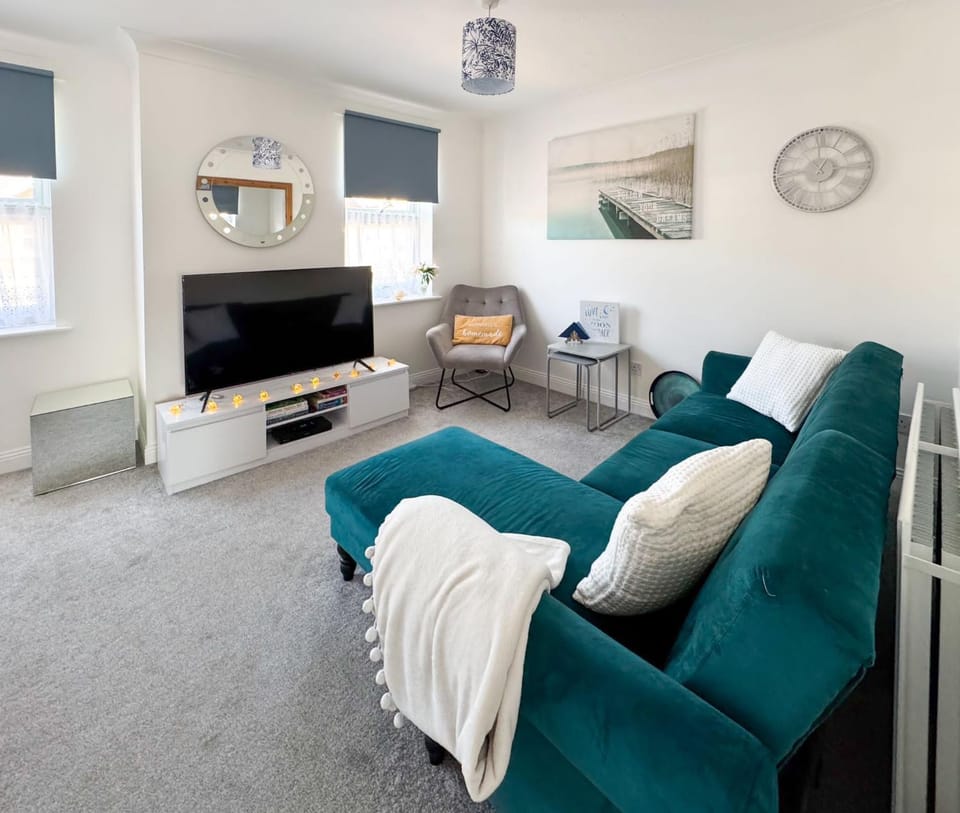 Communal lounge/ TV room, TV and multimedia, Living room, Seating area, Evening entertainment