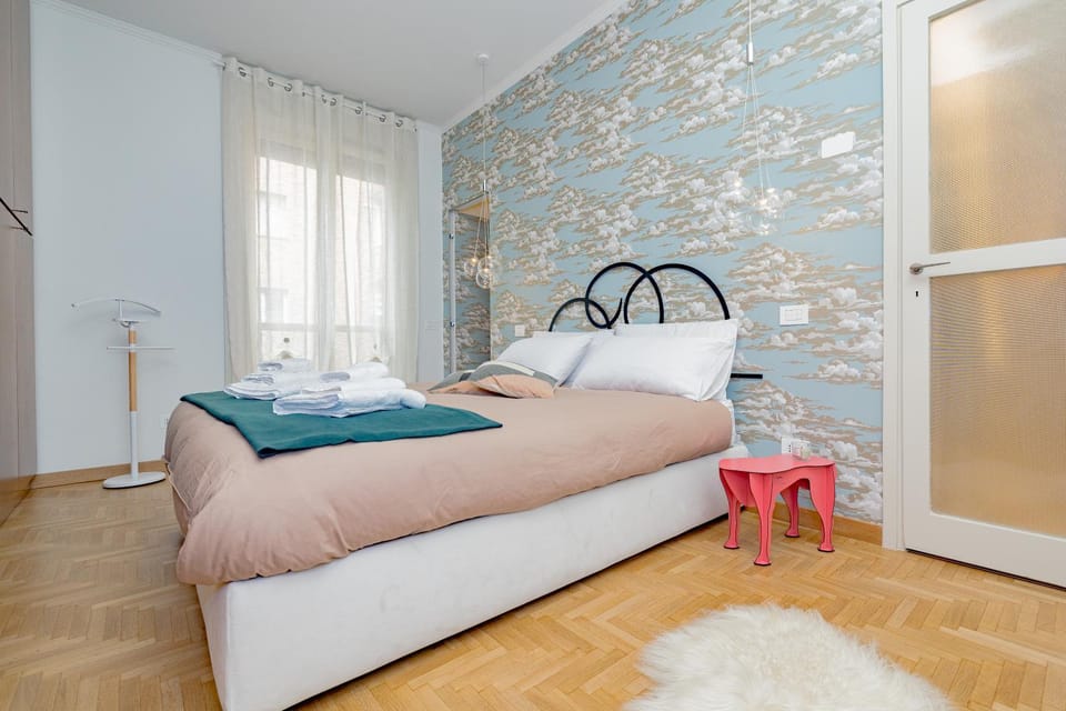 Photo of the whole room, Bedroom