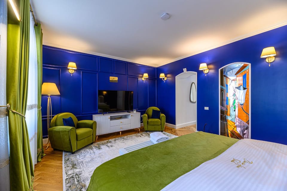 Bed, TV and multimedia, Photo of the whole room, Bedroom