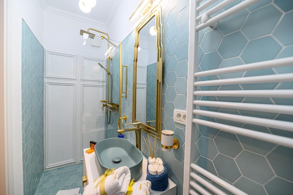 Shower, Toilet, Bathroom, towels