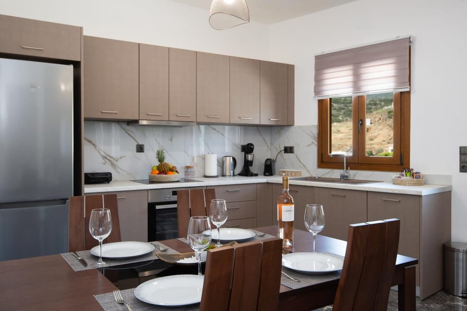 Kitchen or kitchenette, Dining area, pet friendly, stove