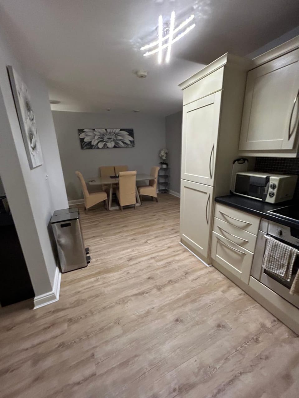 Kitchen or kitchenette, Dining area