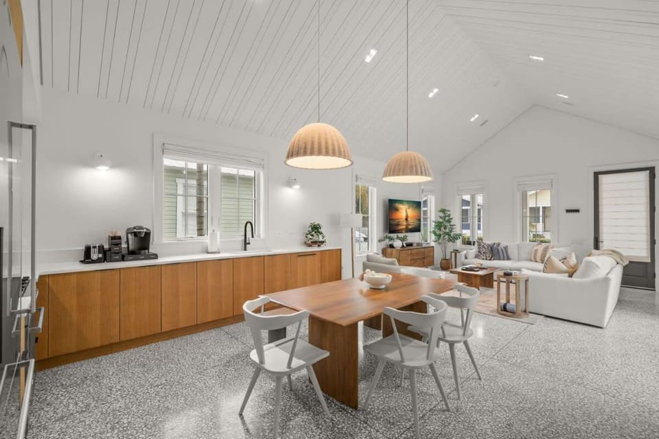 Coffee/tea facilities, Kitchen or kitchenette, Dining area