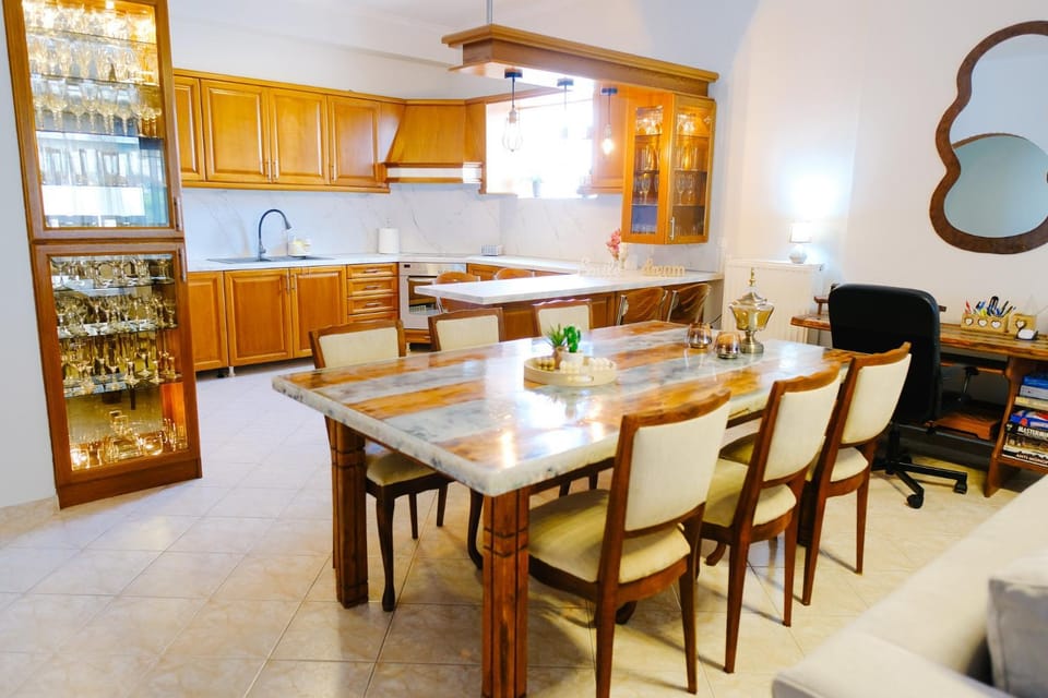 Kitchen or kitchenette, Seating area, Dining area, oven, stove