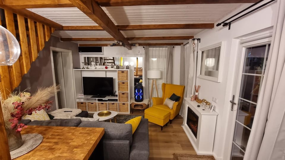 Communal lounge/ TV room, TV and multimedia, Living room, Seating area, Evening entertainment