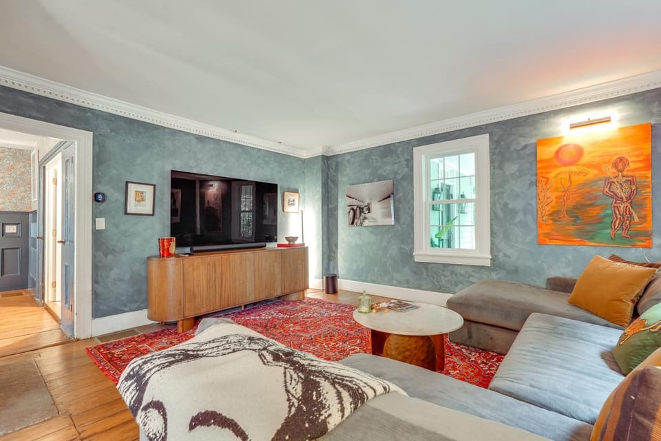 Spacious Family Home in Weston: Yard + Patio House in Westport