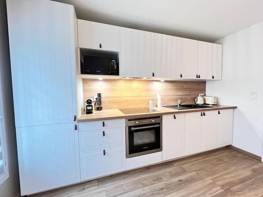 Kitchen or kitchenette, dishwasher, stove