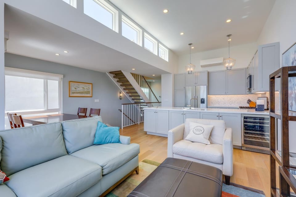 Sleek Oxnard Townhouse w/ Balconies: Walk to Beach House in Oxnard