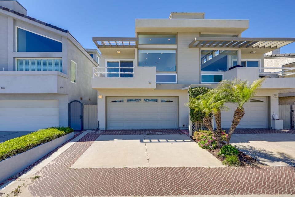 Sleek Oxnard Townhouse w/ Balconies: Walk to Beach House in Oxnard