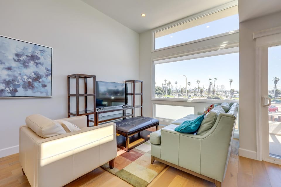 Sleek Oxnard Townhouse w/ Balconies: Walk to Beach House in Oxnard