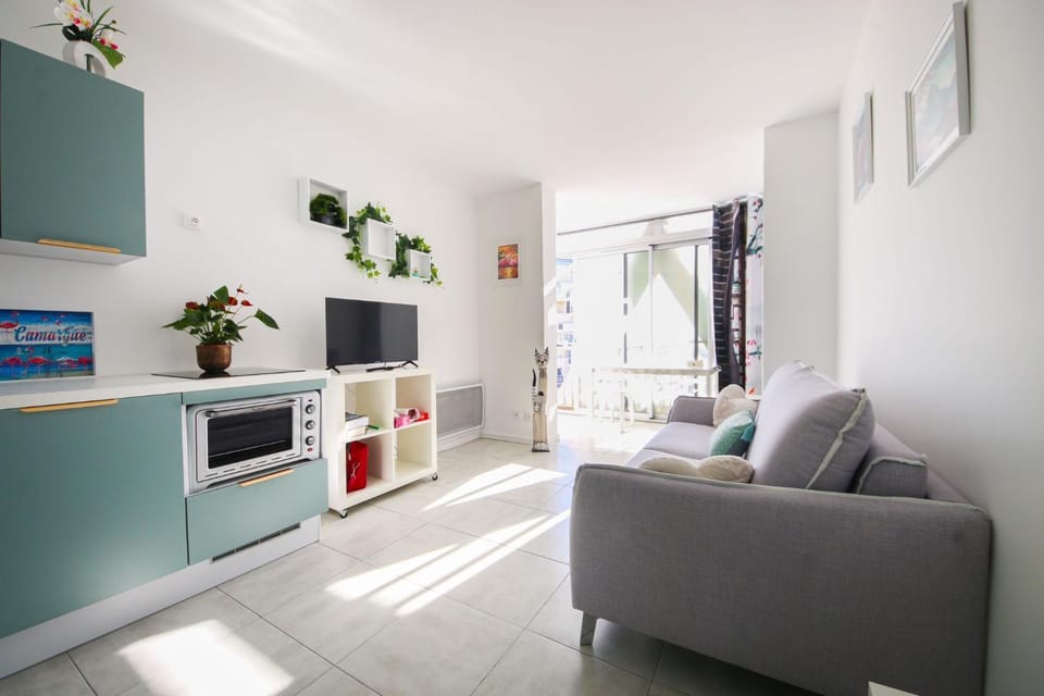 TV and multimedia, Kitchen or kitchenette, Living room, Seating area