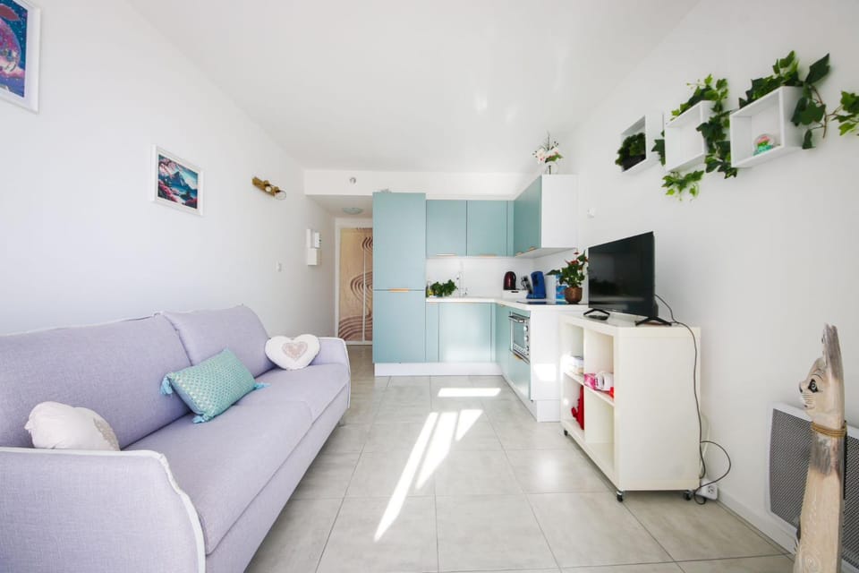 TV and multimedia, Kitchen or kitchenette, Living room, Seating area