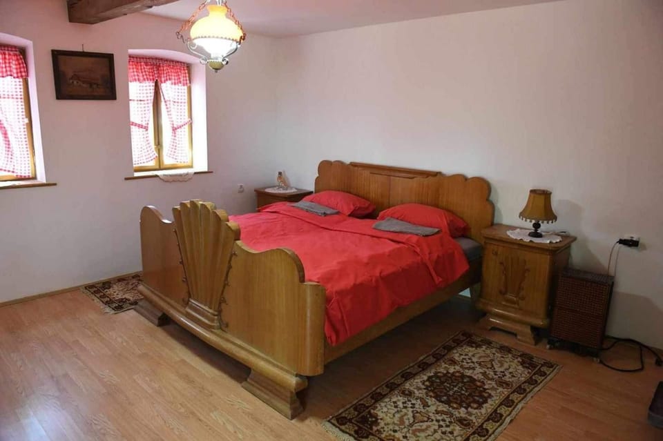 Bed, Living room, Photo of the whole room, Seating area, Bedroom
