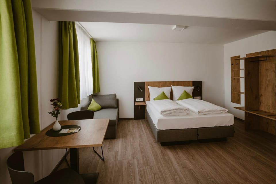 Bed, Photo of the whole room, Seating area, Bedroom