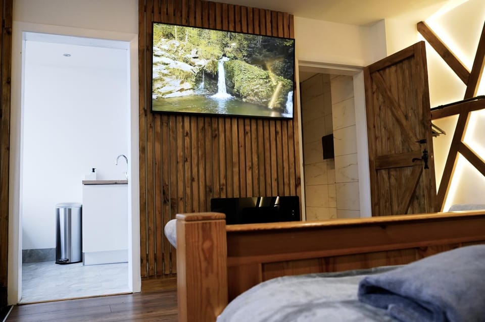 Communal lounge/ TV room, Living room, Seating area, Evening entertainment